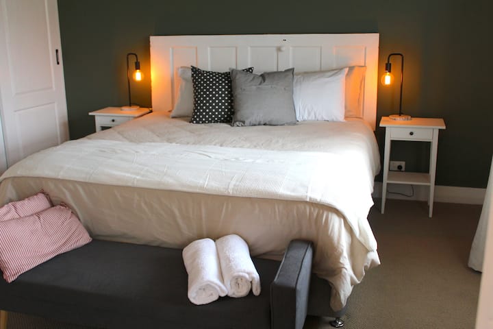 Hlavná spálňa s veľkou manželskou posteľou King a veľkým vstavaným šatníkom