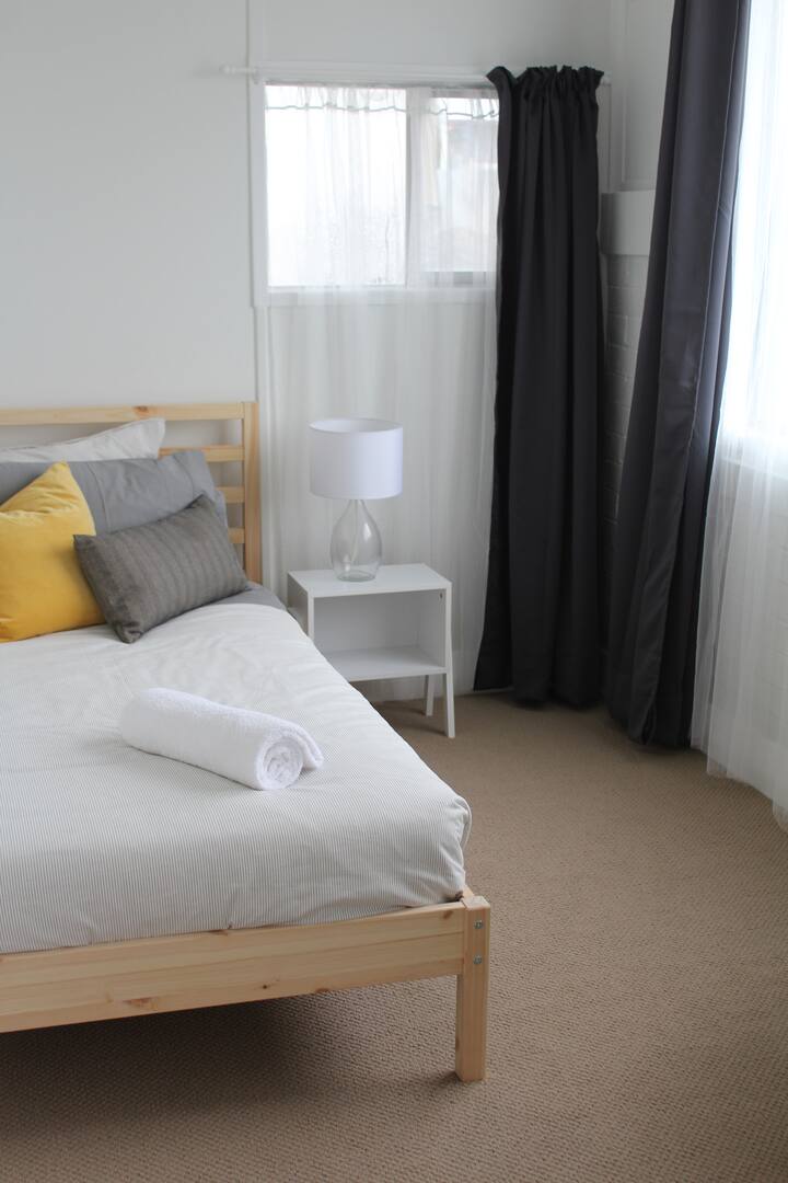 3. spálňa s dvoma jednolôžkami a detskou postieľkou a prebaľovacím stolom