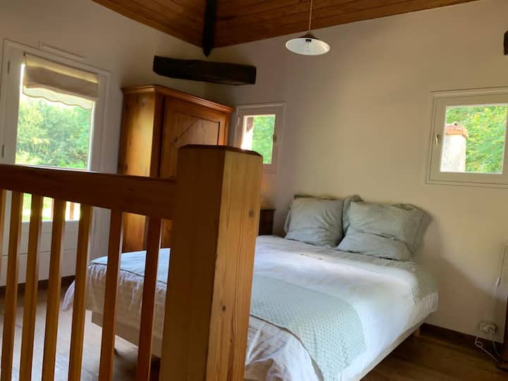 בחדר השינה השני שאליו ניתן להגיע מהסלון יש עכשיו מיטה ברוחב 160 ס"מ. ריצוף הפרקט מהתמונות צומצם והווילונות השתנו לתריסים בקנאה. 