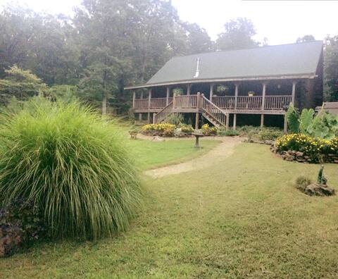 Spacious Ozark Mountain Log Cabin Retreat in NWA