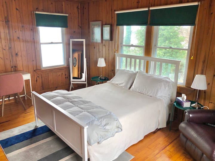 Bedroom 2, queen bed (main level)