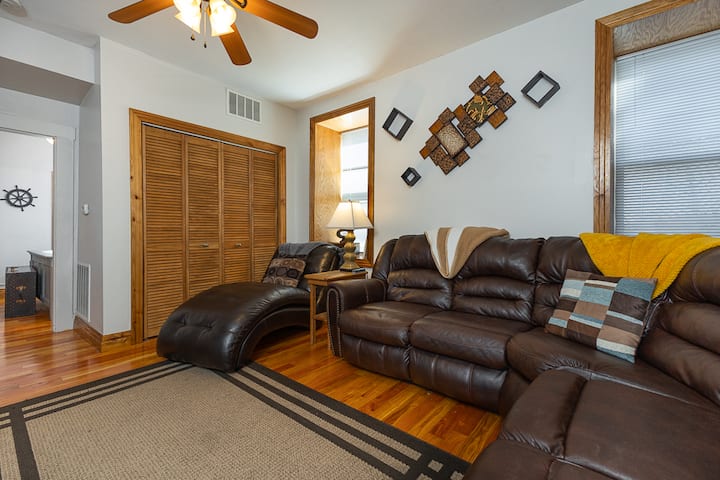 Impressive Private 2br Suite W/parking Univ. Area - Dubuque, IA