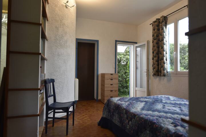 Hlavná spálňa (na prízemí) s vlastnou kúpeľňou