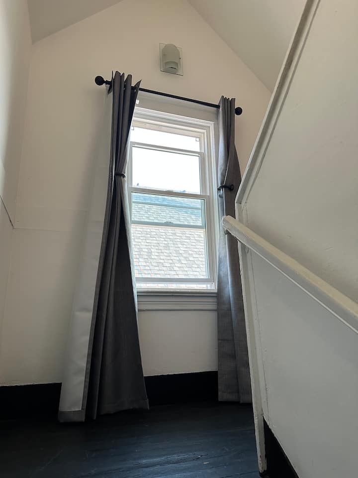 Lovely 3rd Floor Apartment In Gordon Square! - Cleveland