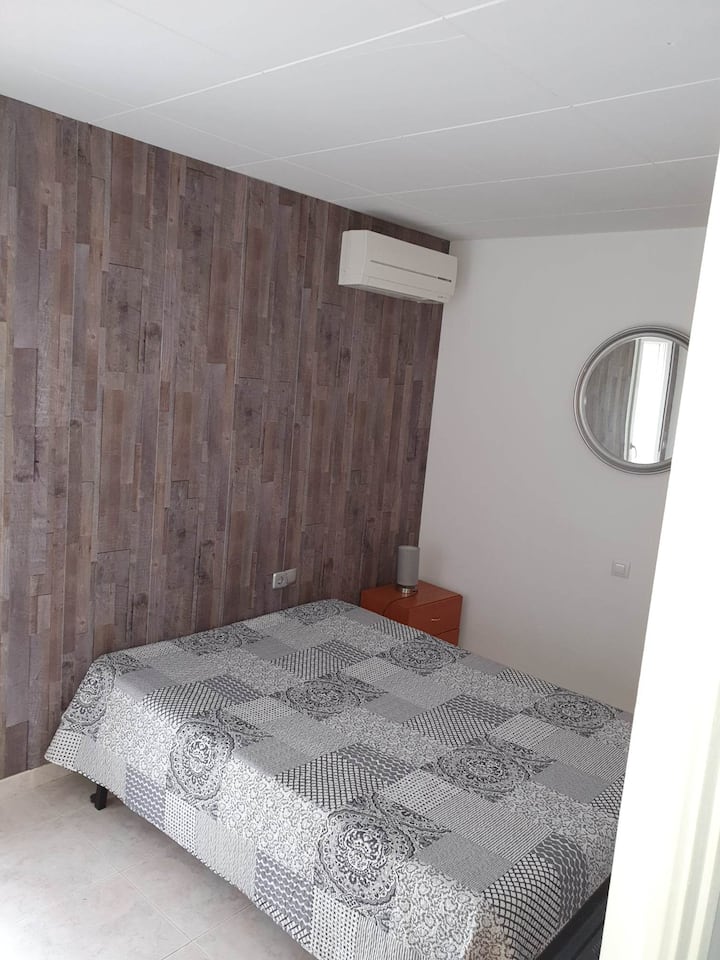 3号卧室可俯瞰露台。 140张带空调+衣柜的新床垫 