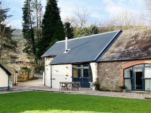 Old Dovecote Barn: Brecon Beacons Historic Cottage