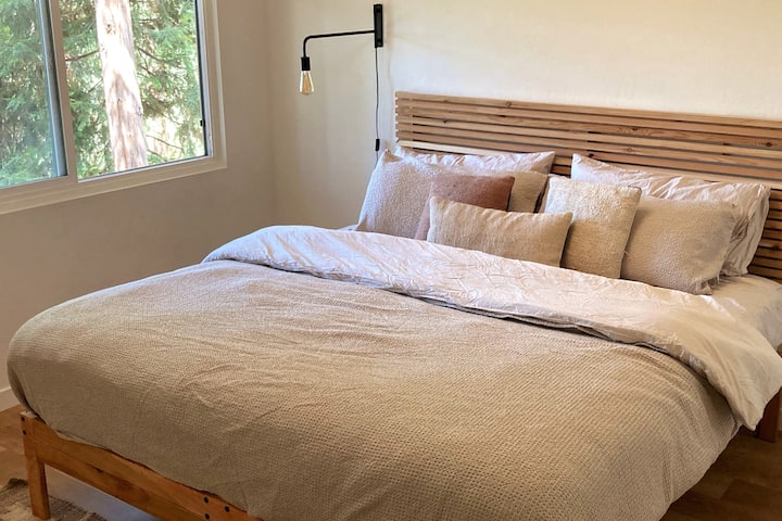 Pillow-top king bed with high-end bedding, TV, and great views 