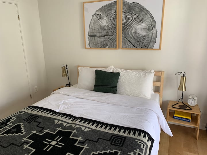 Pillow-top queen bed with fine cotton sheets