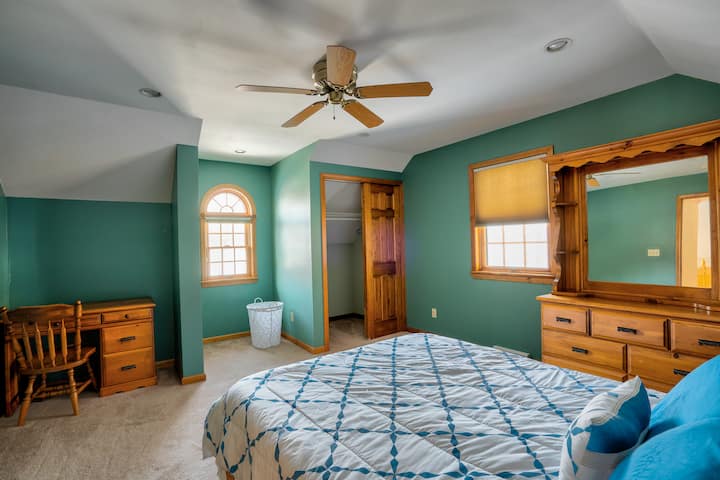 Dormitorio #3:  segundo piso, cama de matrimonio, capacidad para 2 personas, escritorio, armario y cómoda/tocador