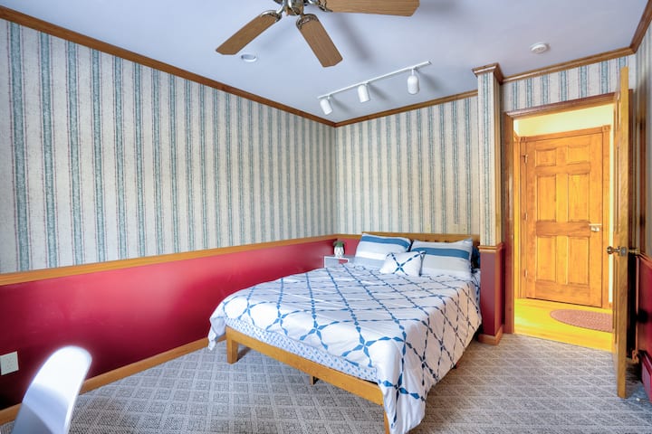 Dormitorio #2:  primer piso, cama tamaño queen, capacidad para 2 personas.