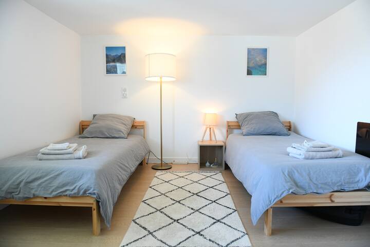 חדר שינה 1 עם 2 מיטות יחיד