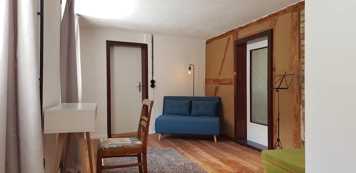 Ако е необходимо, малкият диван в читалнята може бързо да се превърне в легло (120 x 185 см). Третата спалня е бързо създадена, така че обаче има и коридор към бялата спалня и горната баня. 