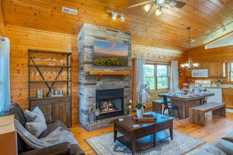 Top Airbnb: FALL VIBES! A+Location, Spa, 85in TV, Arcade, Pets in Sevierville