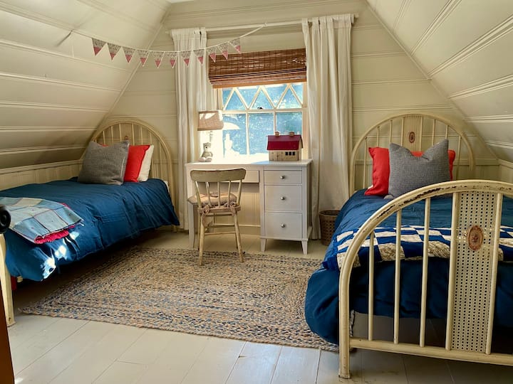 Main House: #2 Bedroom- 2 twins