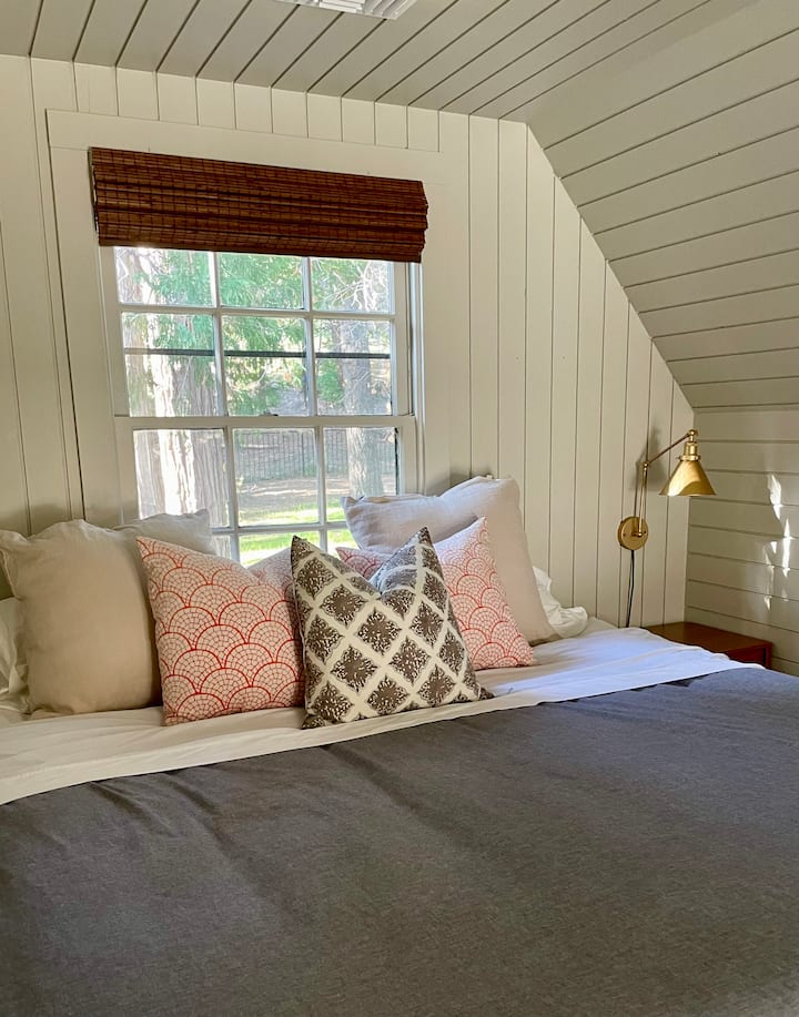 Second Floor Guest House. King Bed.