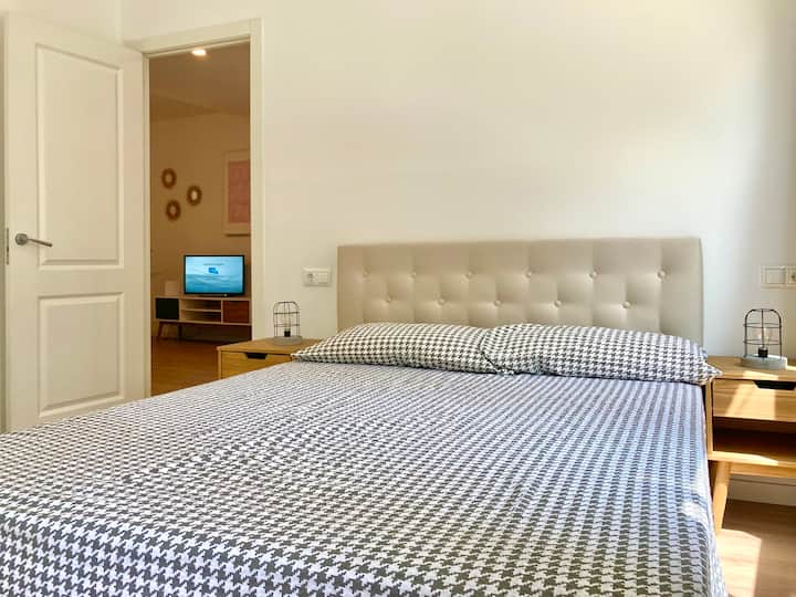 Მთავარი საძინებელი ორადგილიანი საწოლით და მთავარი ალამედას ხედით