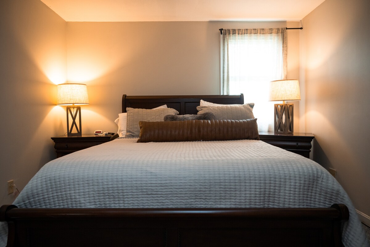 Room #2 with Queen bed