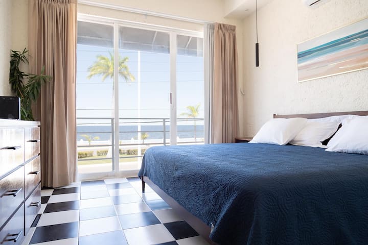 First bedroom with king size bed, dresser, clothes rack,  SmartTV and ocean view.
If you want to sleep in each bedroom has blackout curtains for your comfort.