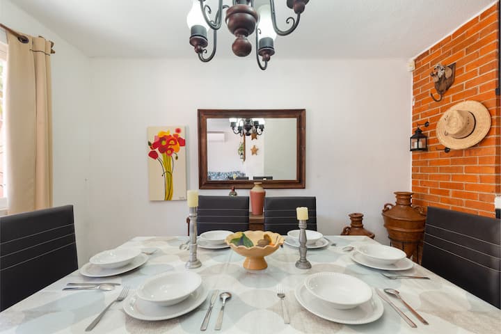 Casa Completa Y Económica En Cancún: Casa Rosada. - Cancún