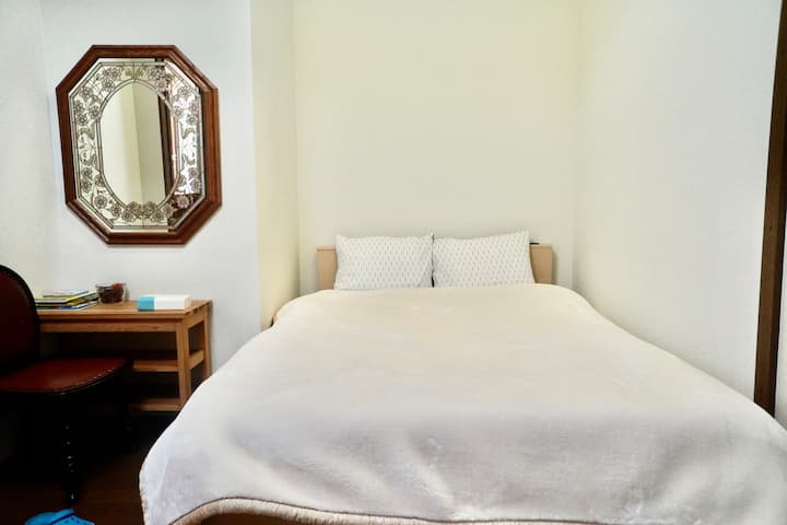 Chumba cha 2F 
kitanda cha watu wawili