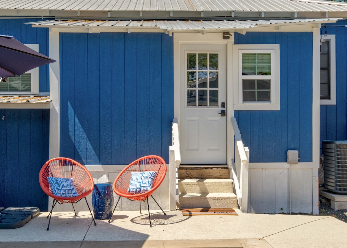 Stay In Style | Renovated & Walkable Bungalow