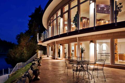 Oceanfront & Chill - Luxury Waterfront Property