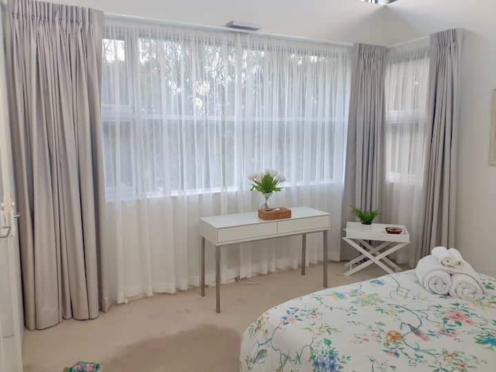 Собата со поглед на дрво е луксузна и исполнета со светлина. Сите спални соби имаат вентилатори на таванот и ги блокираат завесите. Квалитетната памучна постелнина е обезбедена во сите спални соби - нема потреба да носите чаршафи и крпи - само крпа за плажа.