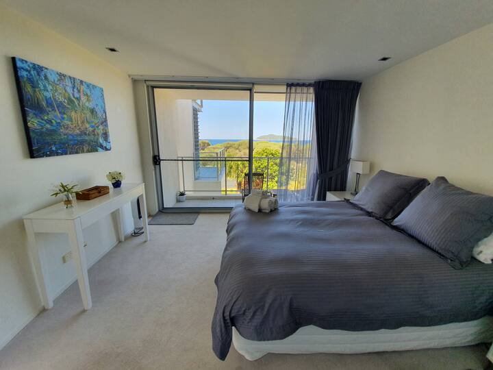 Главната спална соба има прекрасен поглед кон океанот и островот и има помал приватен балкон. Можете да спиете на звукот на брановите, да го гледате изгрејсонцето и да го набљудувате океанот во сите негови различни расположенија од оваа прекрасна соба.