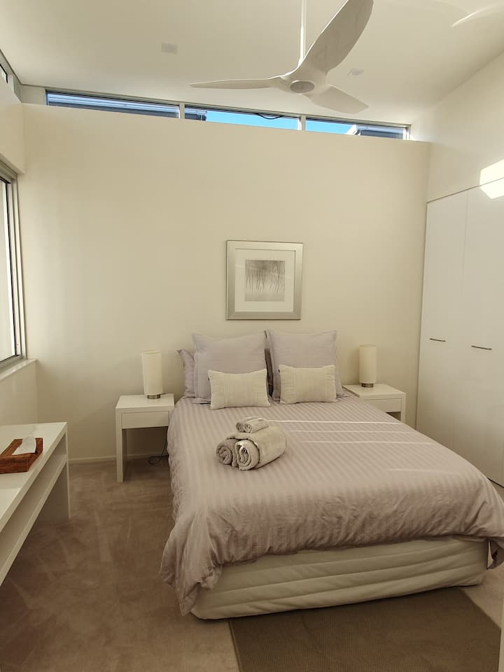 Со три спални соби, секоја со брачен кревет, има луксузно сместување за три парови или семејни одмори. Сите спални соби имаат вградени наметки, вентилатори на таванот, се исполнети со светлина и просторни.