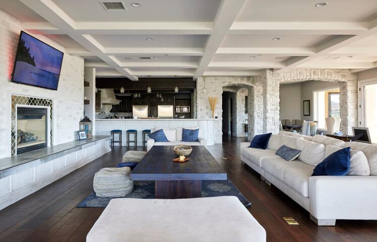 Luxury Estate with Lake Views gallery image 2