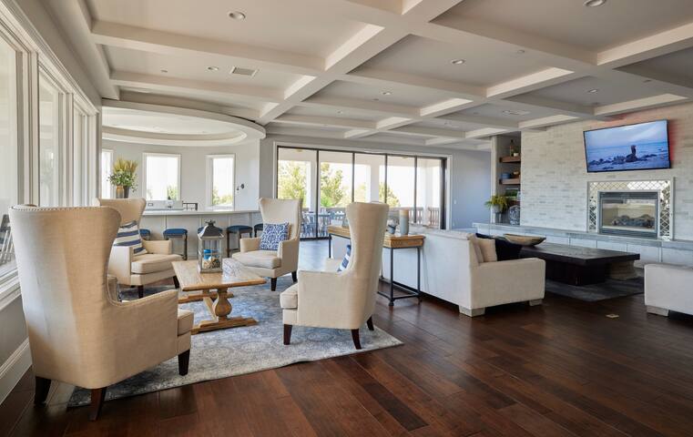 Luxury Estate with Lake Views gallery image 4