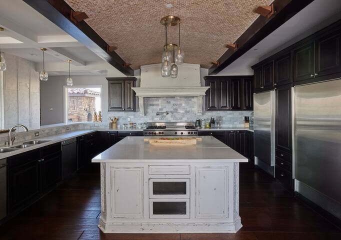 Luxury Estate with Lake Views gallery image 5