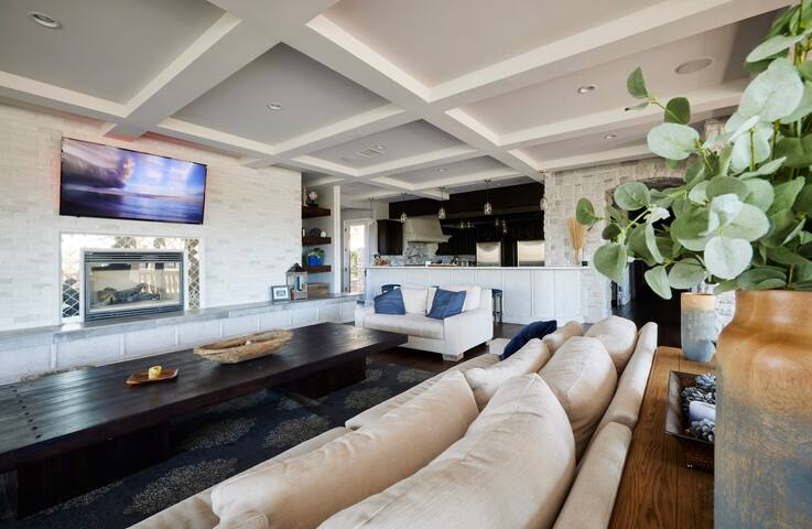 Luxury Estate with Lake Views gallery image 3