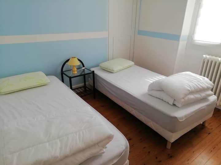 Chumba cha kulala (vitanda 2 vinavyoweza kuondolewa)