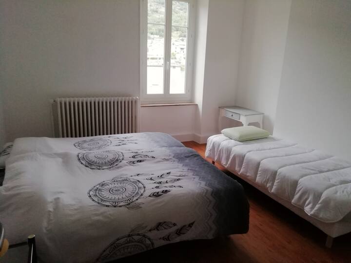 Chumba cha kulala (vitanda 3 vinavyoweza kuondolewa)