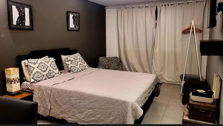 Chumba cha Roma
chenye kitanda 1 cha watu wawili, televisheni mahiri, Wi-Fi, mwonekano wa ziwa, bafu la kujitegemea.