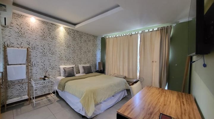 Chumba cha Paris kilicho na roshani
Imeundwa na kitanda cha watu wawili, bafu la kujitegemea, baa ndogo, roshani ya kujitegemea iliyo na mwonekano wa lagoon na televisheni mahiri.