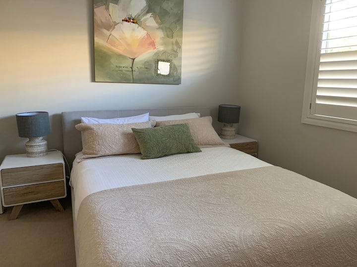 3号卧室配有标准双人床和内置浴袍