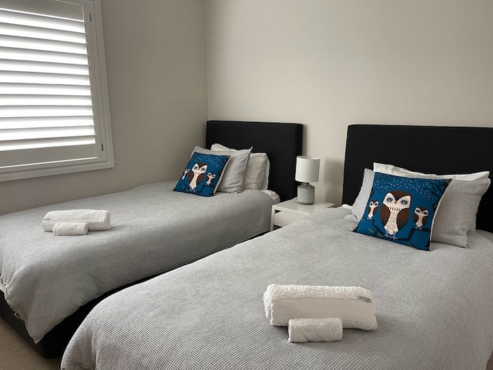 4号卧室配有2张加大双人单人床-适合成人和儿童舒适入住