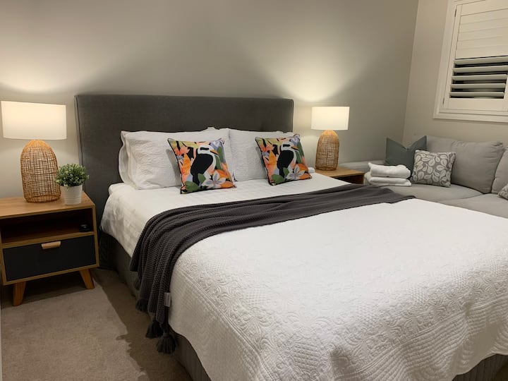 第二间卧室设有休息室和书桌，可俯瞰海滩。 我们最喜欢的在家办公的地方！