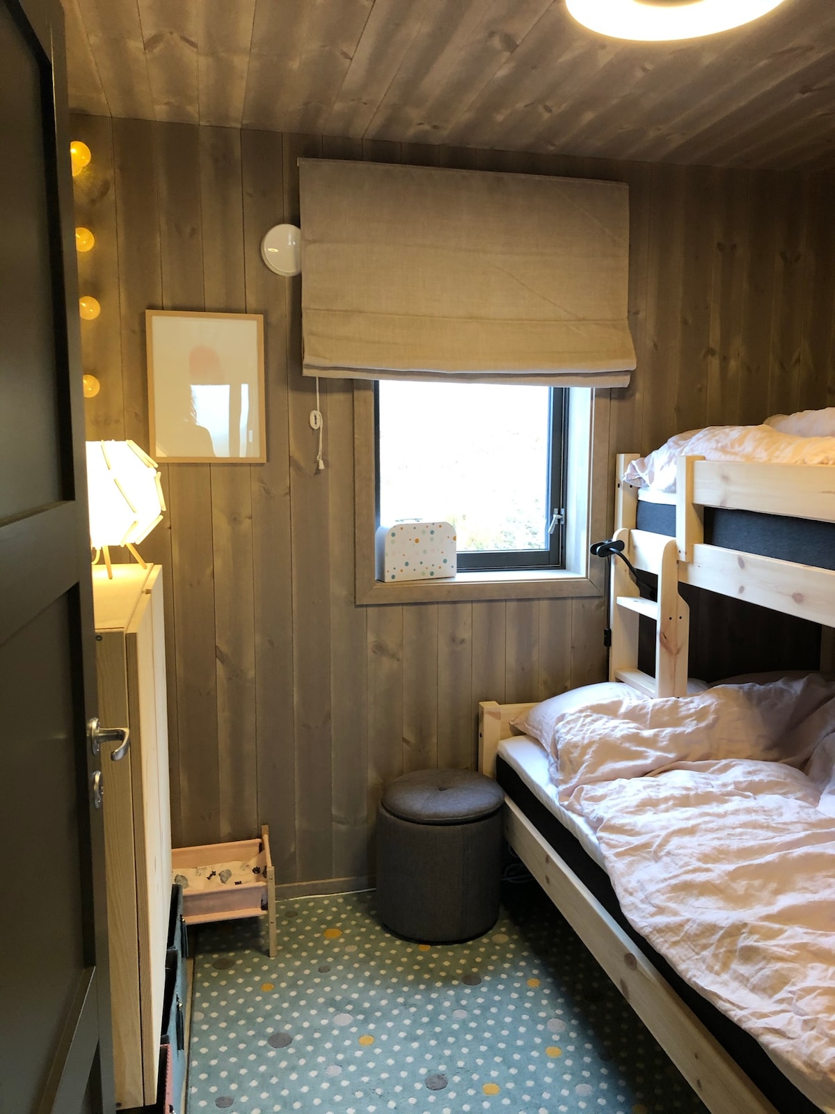 Dormitorio en la planta baja con litera