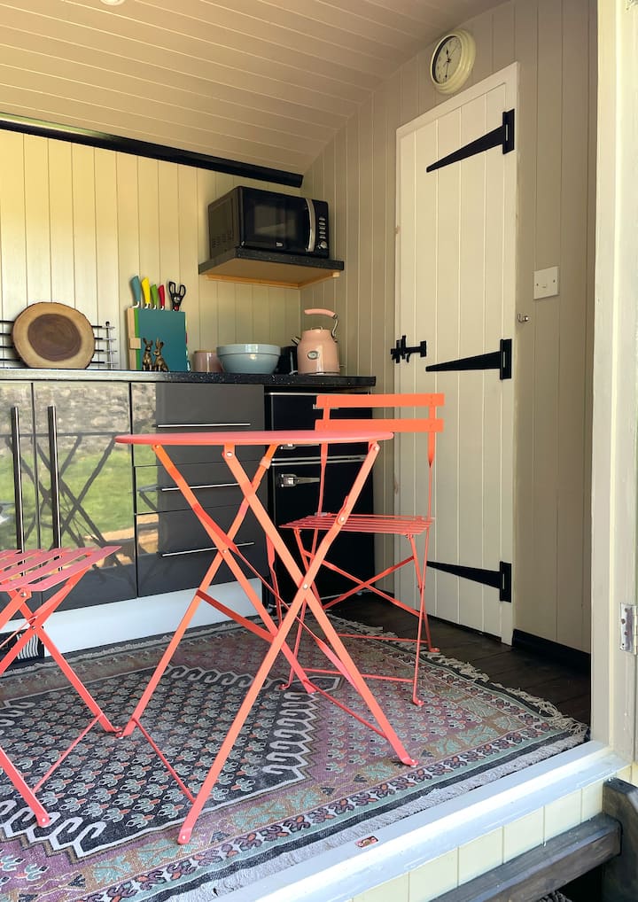 Delightful 1 Bedroom Shepherd's Hut With Ensuite. - Skipton