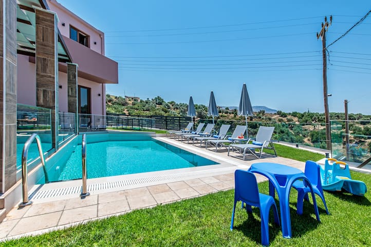 Villa Anthi, with salted water pool,jacuzzi, BBQ!