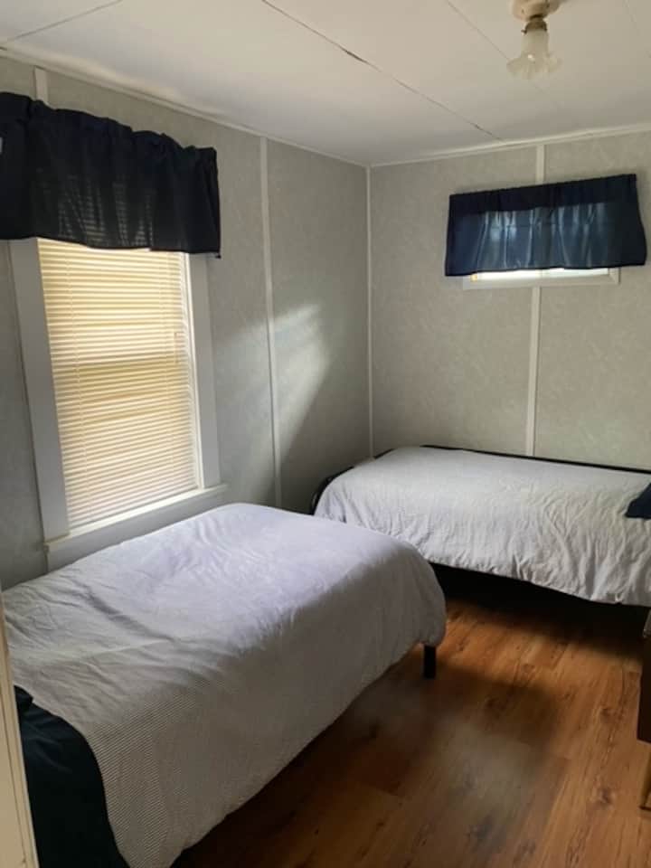 Მთავარი სართული საძინებელი ორი ერთადგილიანი საწოლით