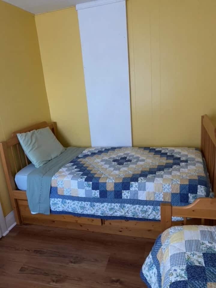 Მაღლა საძინებელი ორი ორადგილიანი საწოლით