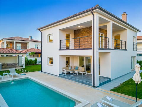 Villa Sunsea with heated pool