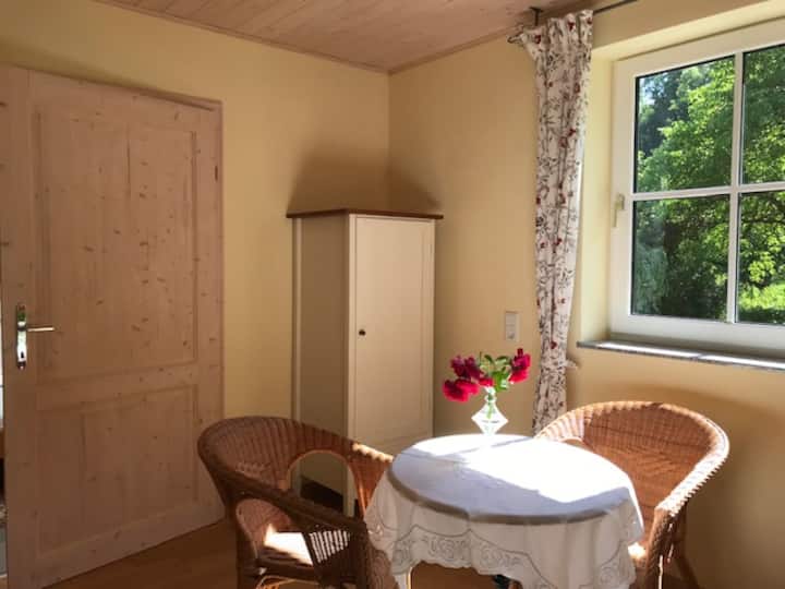 Dhoma e gjumit më e vogël me karrige të rehatshme me xunkth bistro