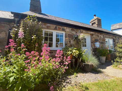 Boutique style cottage sleeps 4 with hot tub