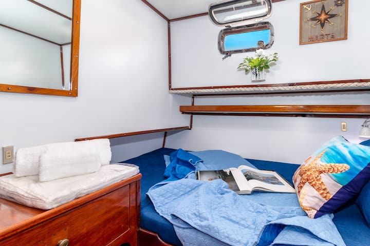 The "Captain" 's bedroom consists of a french bed