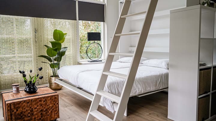 Удобно двойно легло на долното ниво.